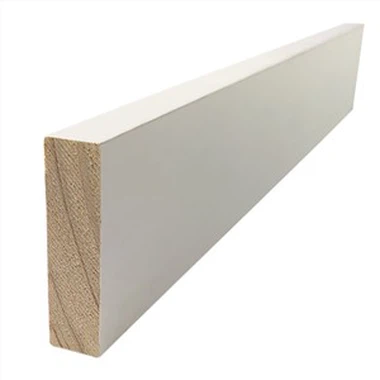 Dřevěná okenní lišta s prstovým spojem opatřená bílým základním nátěrem